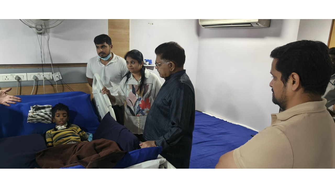 శ్రీతేజ్‌ను పరామర్శించి, అతని యోగక్షేమాలను తెలుసుకున్న నిర్మాతలు అల్లు అరవింద్, బన్నీ వాసు